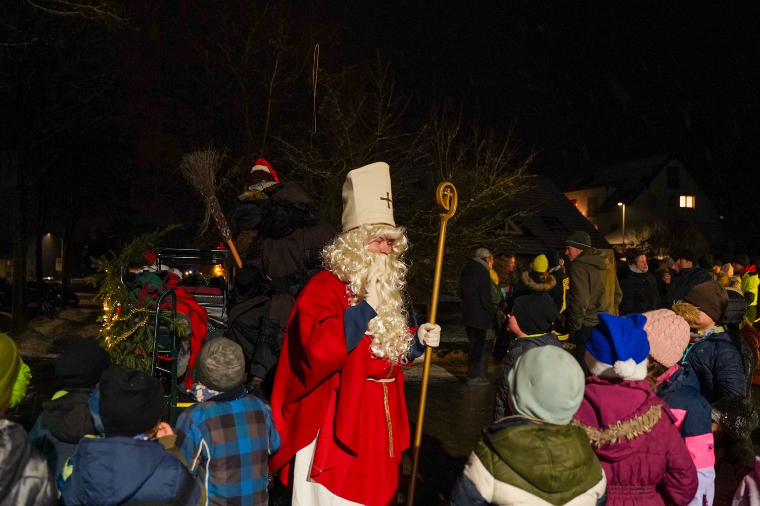 Nikloaus%20steht%20vor%20vielen%20Kindern
